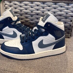 Air Jordan Mid-Top Sneakers in dark Teal and White